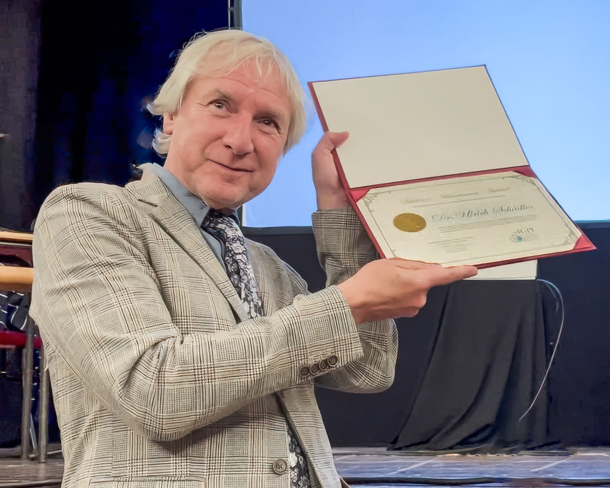 2025 10 18 Ulrich Schädler with AGPI award by Suzanne Pearlman edit 2025 11 22 2 1MB